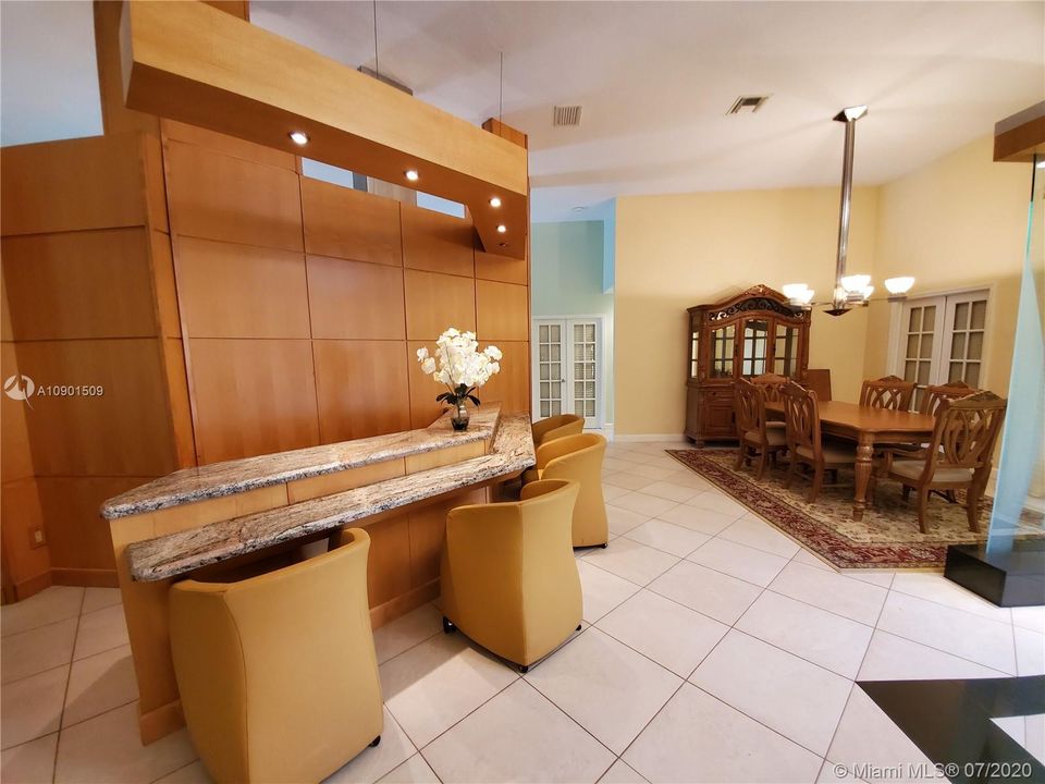 Vendido Recientemente: $595,000 (4 camas, 3 baños, 2599 Pies cuadrados)