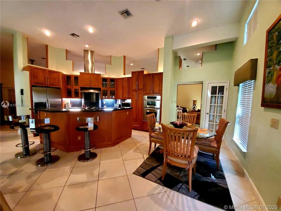 Vendido Recientemente: $595,000 (4 camas, 3 baños, 2599 Pies cuadrados)
