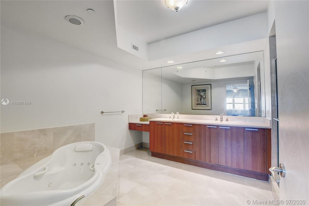 Недавно продано: $349,000 (2 спален, 2 ванн, 1609 Квадратных фут)