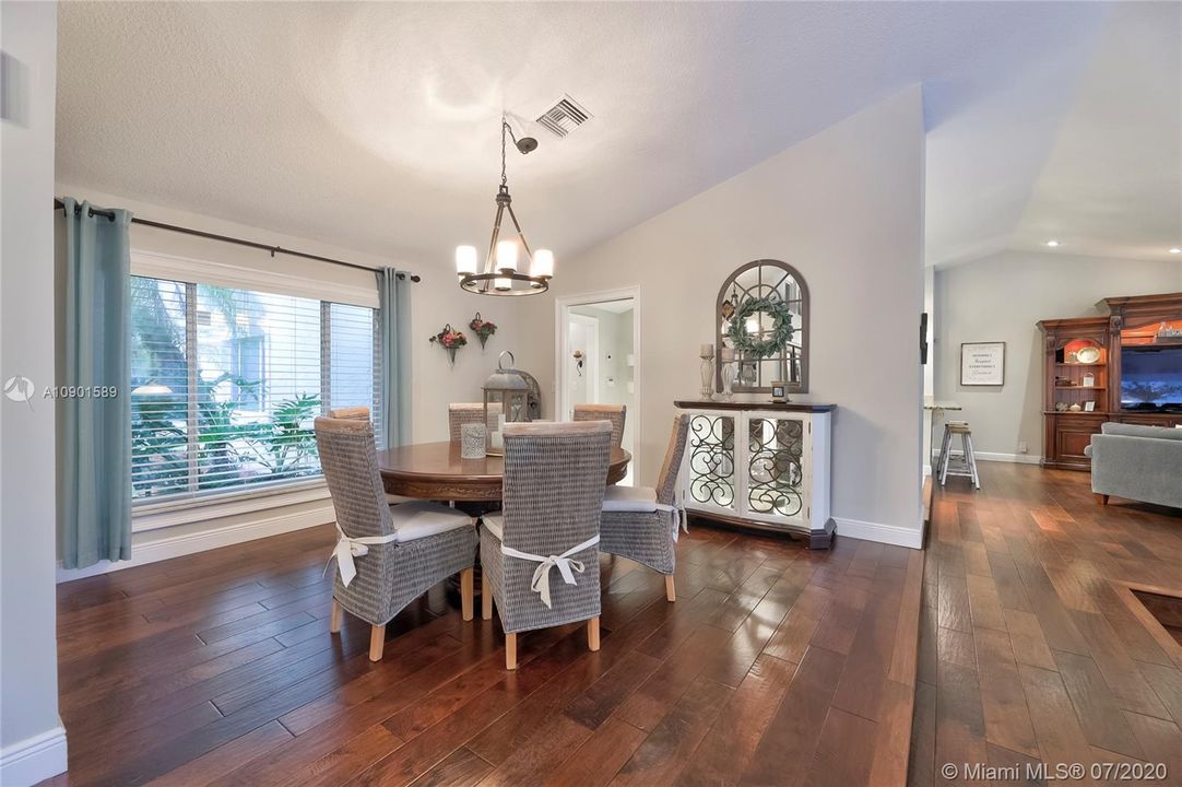 Vendido Recientemente: $547,900 (5 camas, 2 baños, 3154 Pies cuadrados)