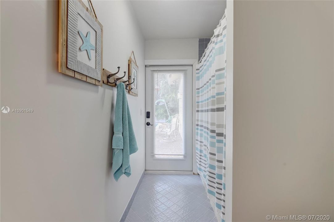 Vendido Recientemente: $547,900 (5 camas, 2 baños, 3154 Pies cuadrados)