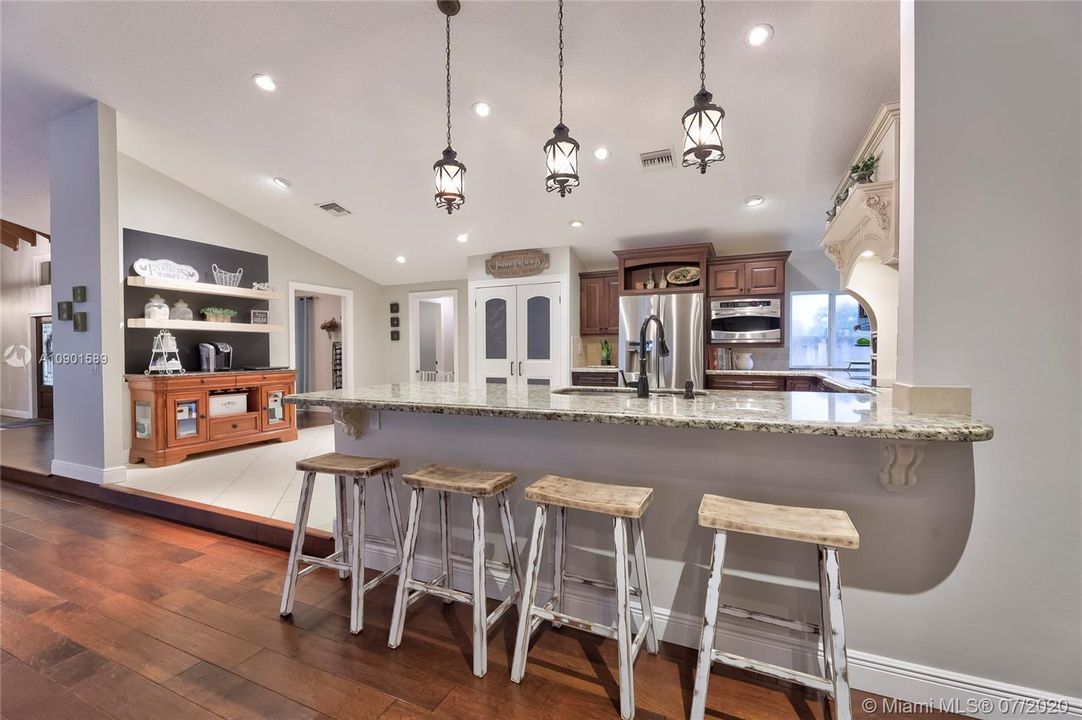 Vendido Recientemente: $547,900 (5 camas, 2 baños, 3154 Pies cuadrados)