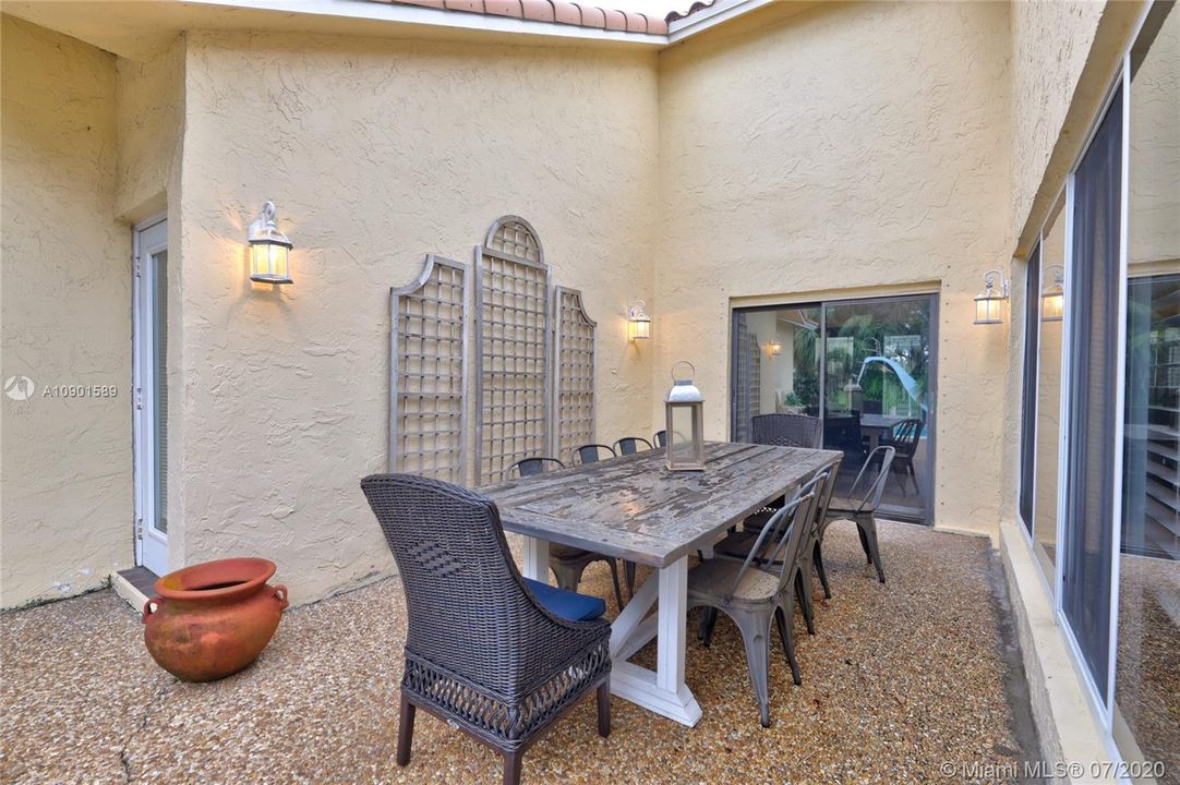 Vendido Recientemente: $547,900 (5 camas, 2 baños, 3154 Pies cuadrados)