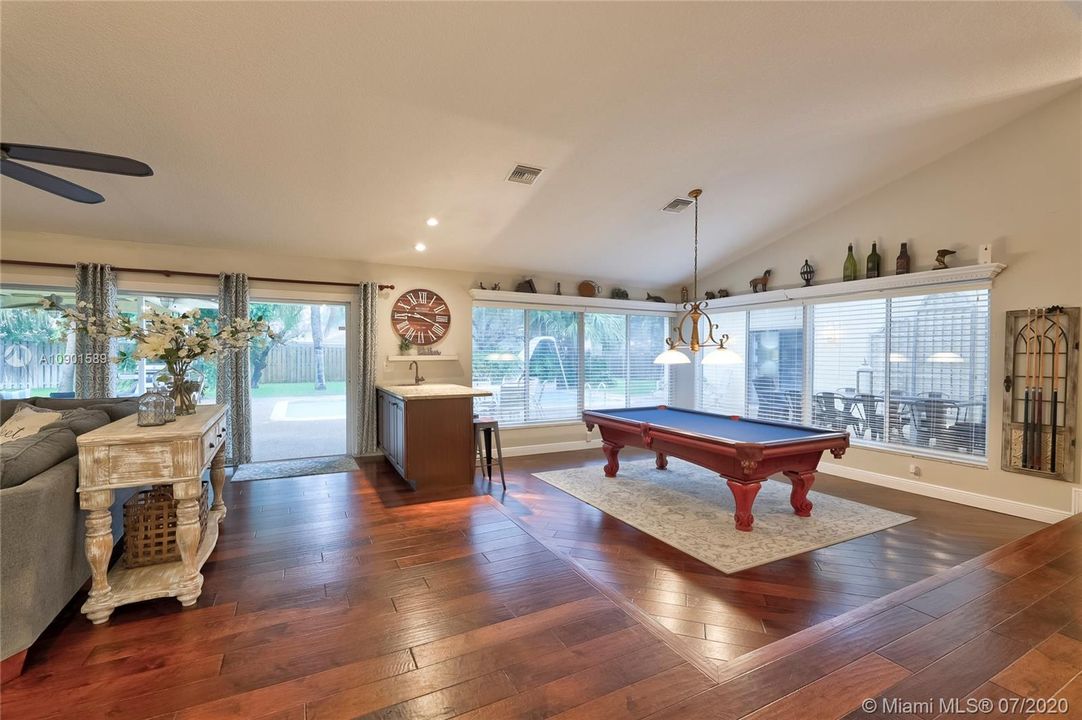 Vendido Recientemente: $547,900 (5 camas, 2 baños, 3154 Pies cuadrados)