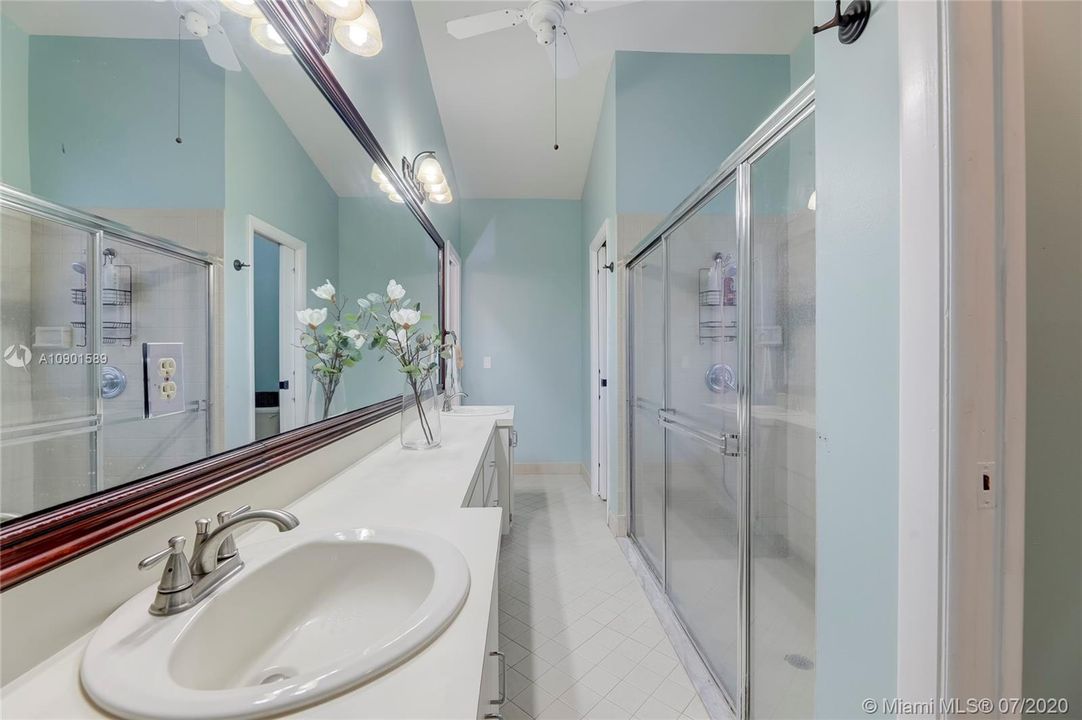 Vendido Recientemente: $547,900 (5 camas, 2 baños, 3154 Pies cuadrados)