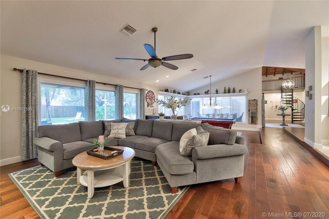 Vendido Recientemente: $547,900 (5 camas, 2 baños, 3154 Pies cuadrados)
