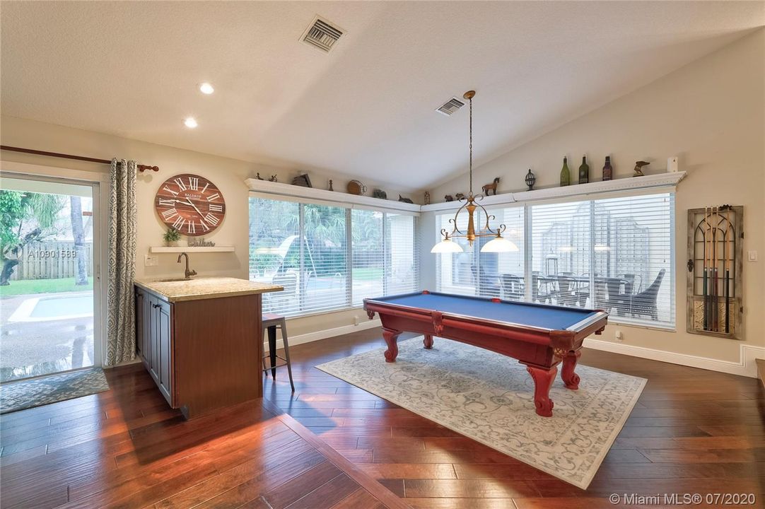 Vendido Recientemente: $547,900 (5 camas, 2 baños, 3154 Pies cuadrados)