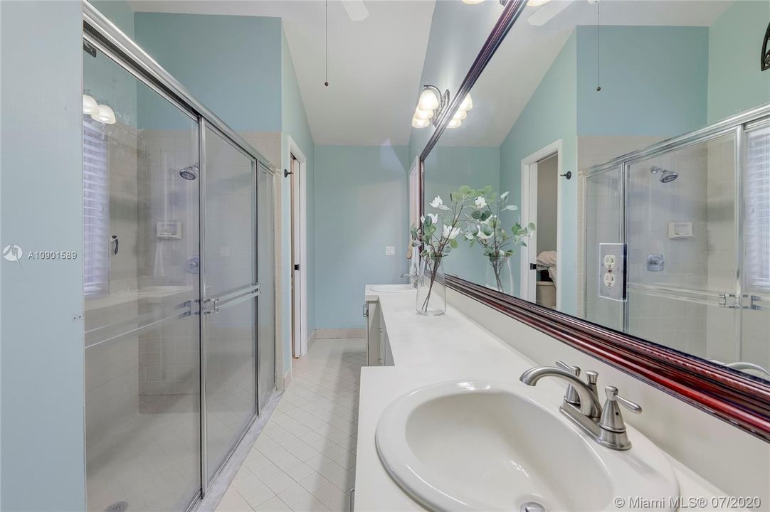 Vendido Recientemente: $547,900 (5 camas, 2 baños, 3154 Pies cuadrados)