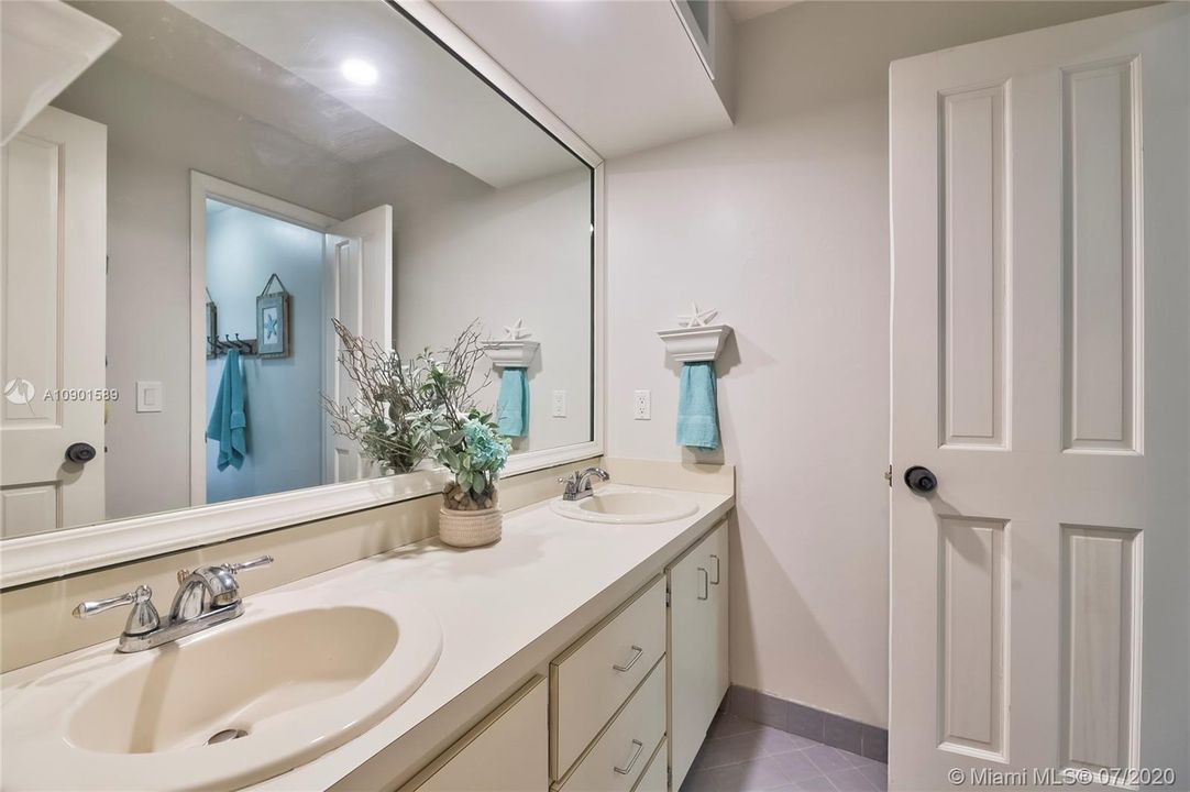 Vendido Recientemente: $547,900 (5 camas, 2 baños, 3154 Pies cuadrados)