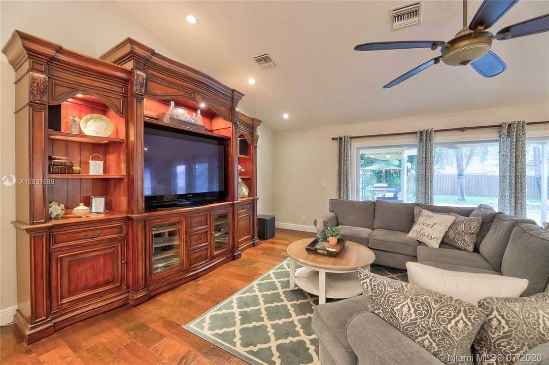 Vendido Recientemente: $547,900 (5 camas, 2 baños, 3154 Pies cuadrados)