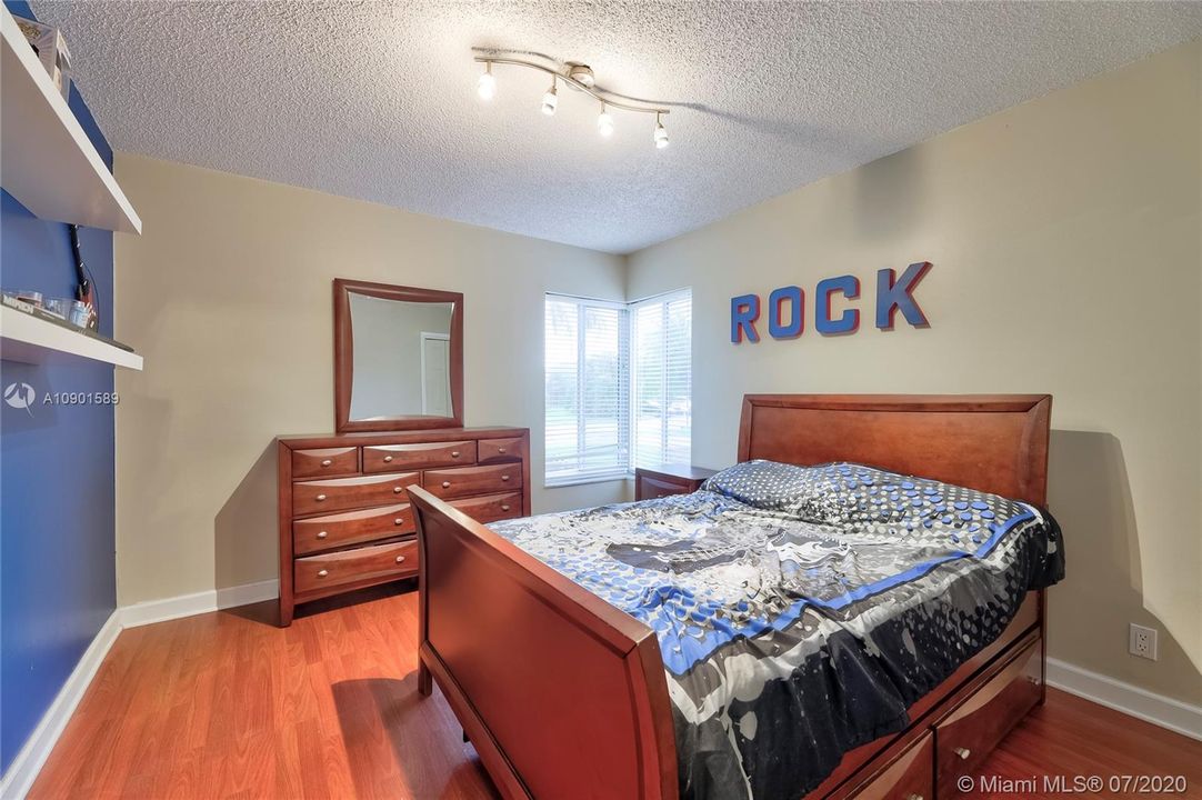 Vendido Recientemente: $547,900 (5 camas, 2 baños, 3154 Pies cuadrados)