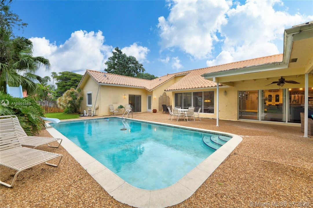 Vendido Recientemente: $547,900 (5 camas, 2 baños, 3154 Pies cuadrados)
