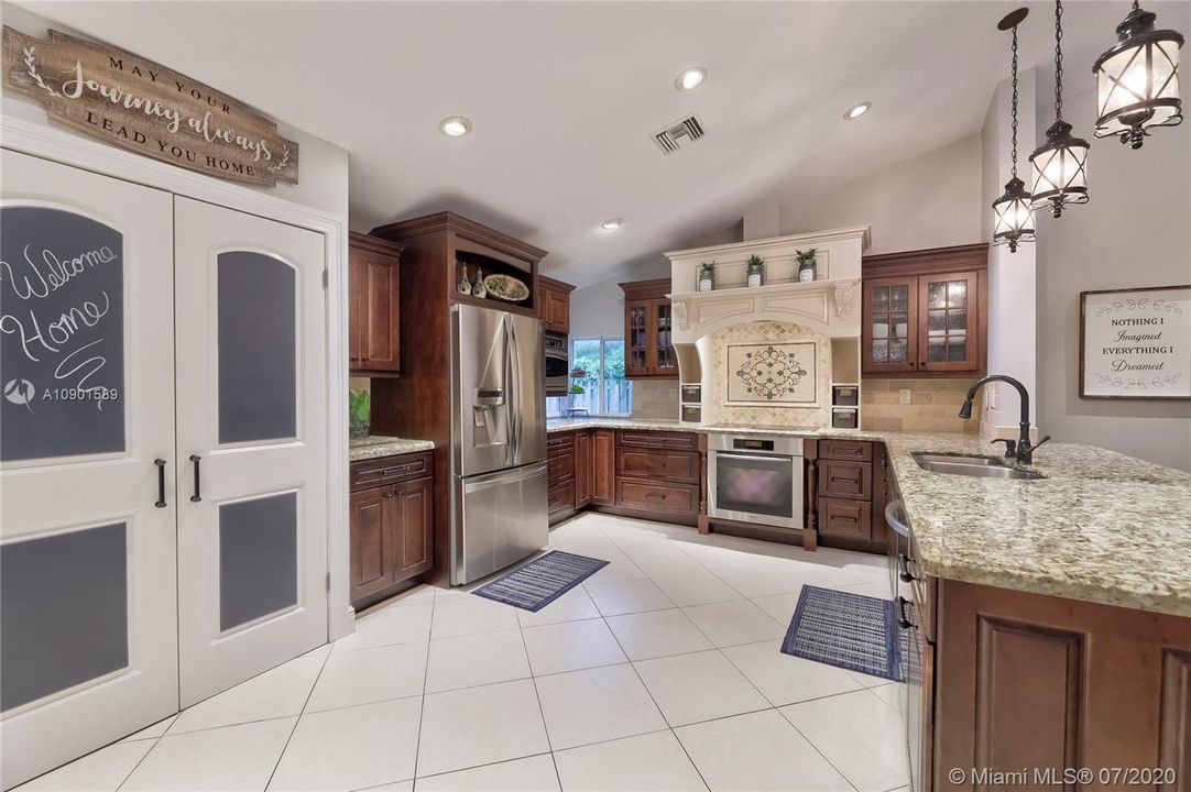 Vendido Recientemente: $547,900 (5 camas, 2 baños, 3154 Pies cuadrados)