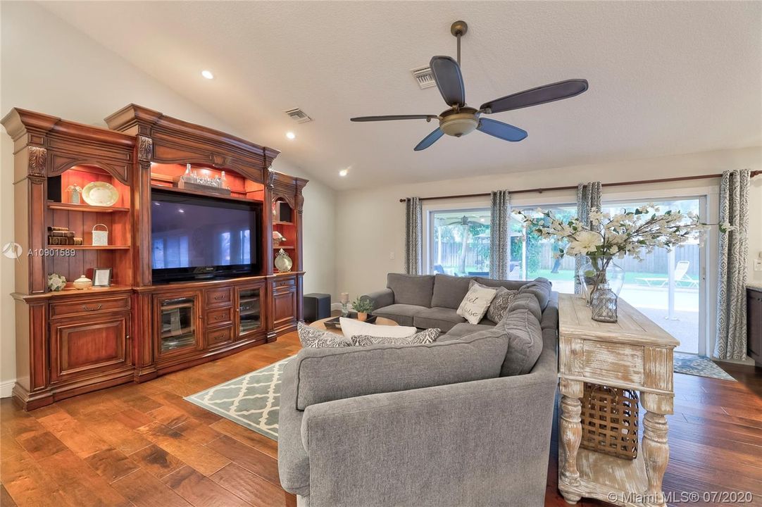 Vendido Recientemente: $547,900 (5 camas, 2 baños, 3154 Pies cuadrados)