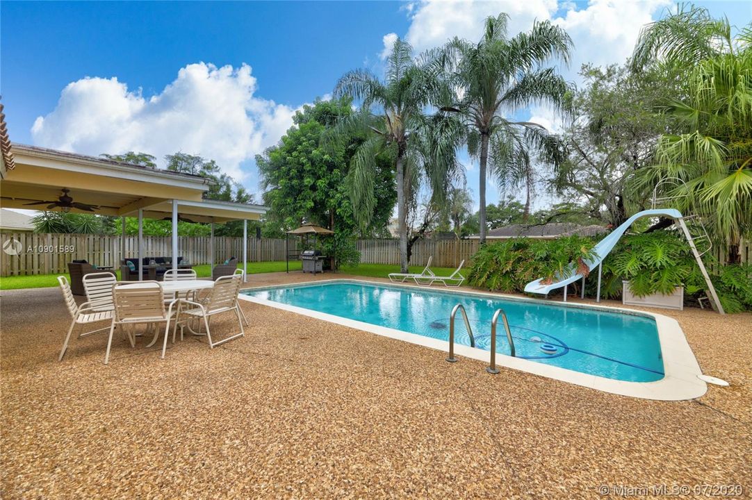 Vendido Recientemente: $547,900 (5 camas, 2 baños, 3154 Pies cuadrados)