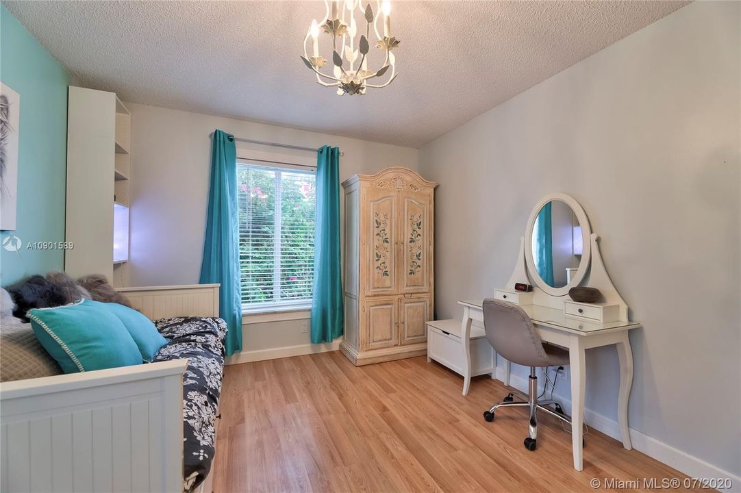 Vendido Recientemente: $547,900 (5 camas, 2 baños, 3154 Pies cuadrados)