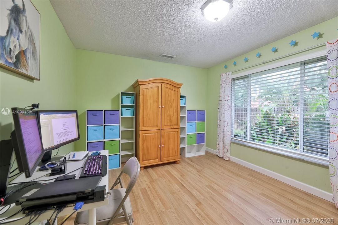 Vendido Recientemente: $547,900 (5 camas, 2 baños, 3154 Pies cuadrados)