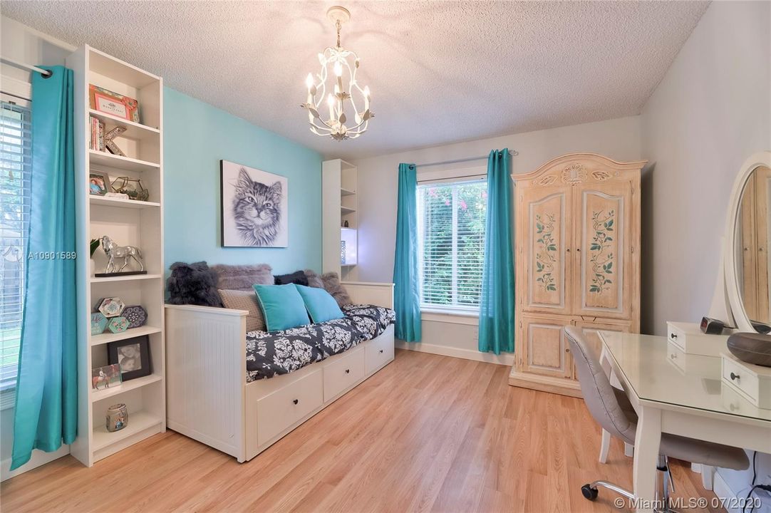 Vendido Recientemente: $547,900 (5 camas, 2 baños, 3154 Pies cuadrados)