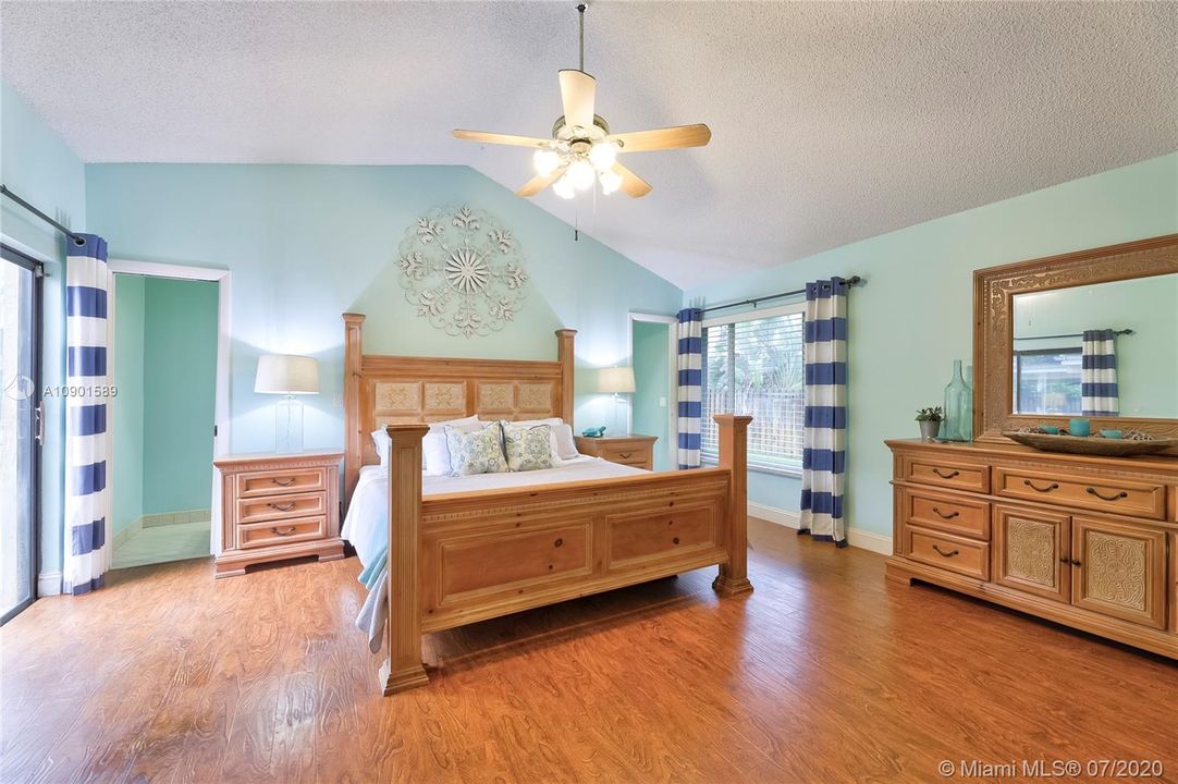 Vendido Recientemente: $547,900 (5 camas, 2 baños, 3154 Pies cuadrados)