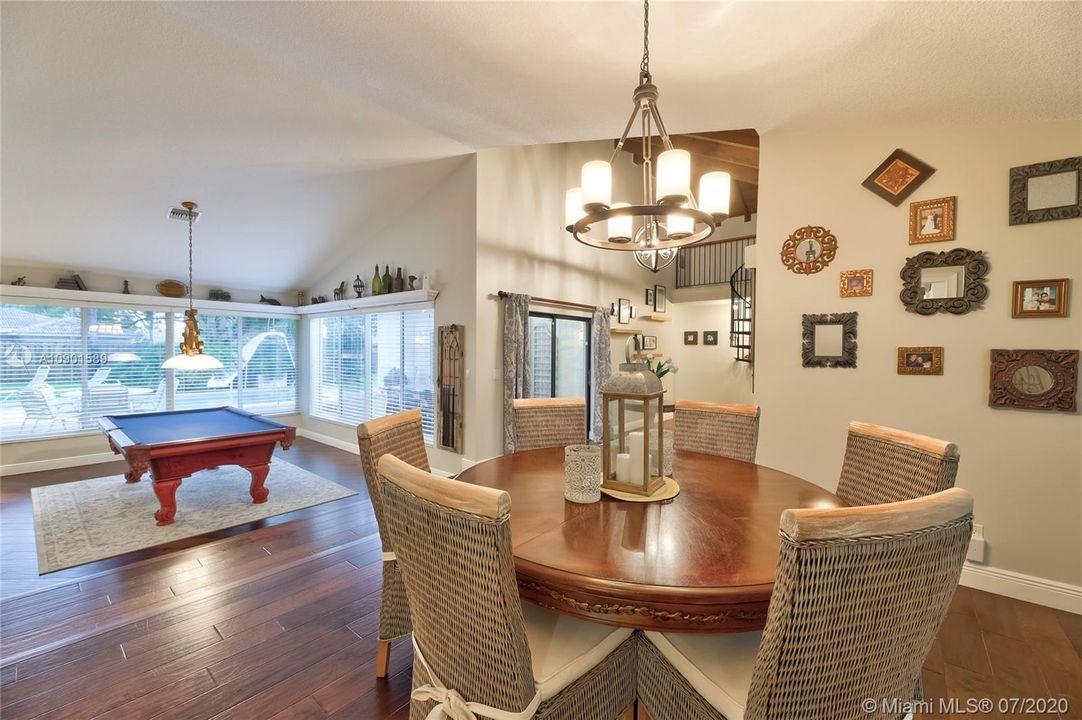 Vendido Recientemente: $547,900 (5 camas, 2 baños, 3154 Pies cuadrados)