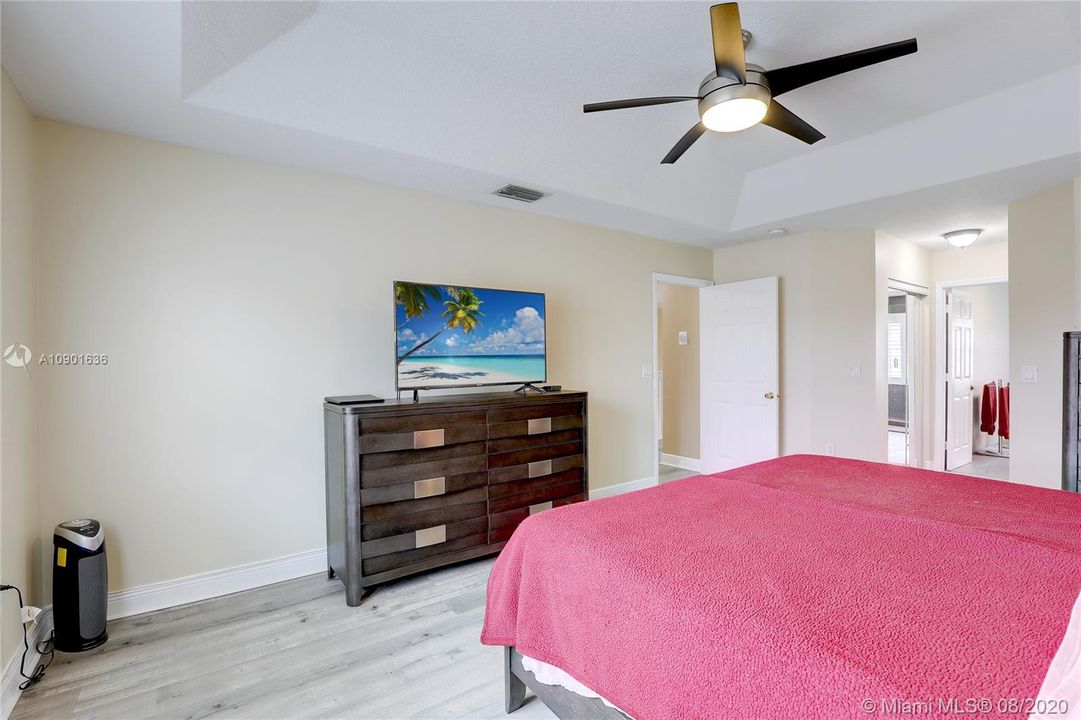 Vendido Recientemente: $499,000 (4 camas, 2 baños, 2586 Pies cuadrados)