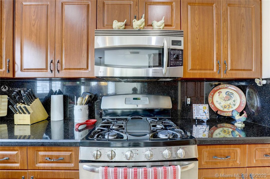 Vendido Recientemente: $499,000 (4 camas, 2 baños, 2586 Pies cuadrados)