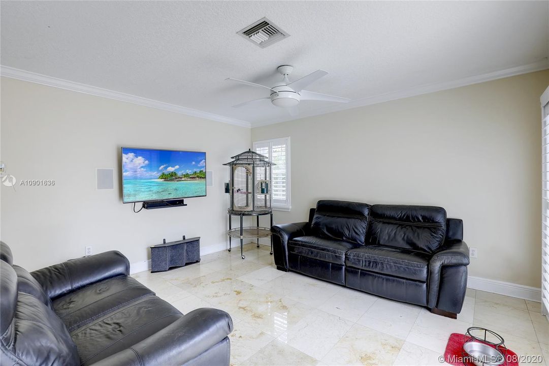 Vendido Recientemente: $499,000 (4 camas, 2 baños, 2586 Pies cuadrados)