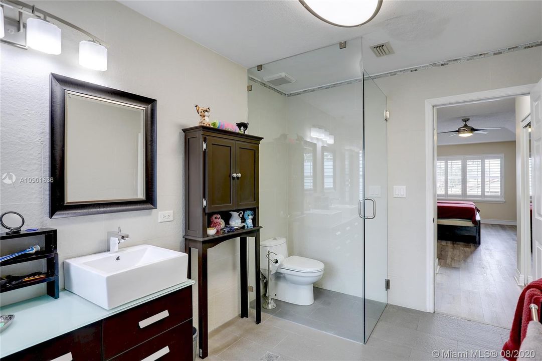Vendido Recientemente: $499,000 (4 camas, 2 baños, 2586 Pies cuadrados)