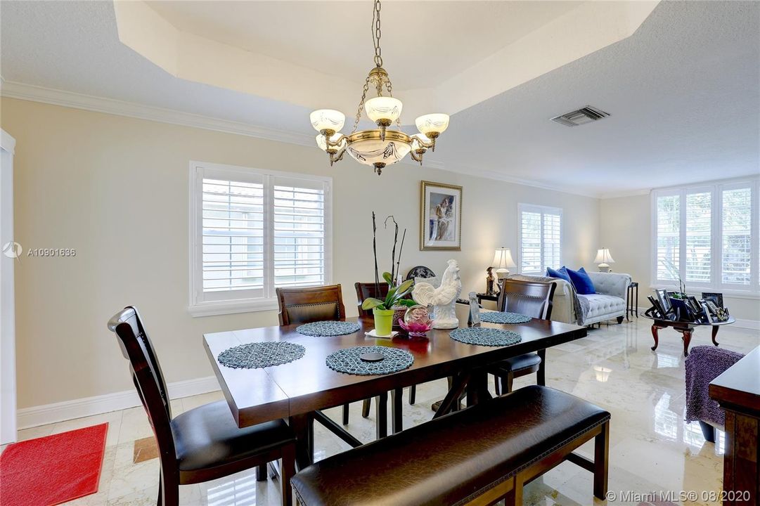 Vendido Recientemente: $499,000 (4 camas, 2 baños, 2586 Pies cuadrados)