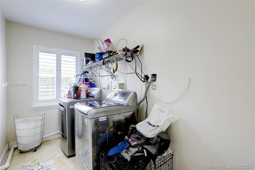 Vendido Recientemente: $499,000 (4 camas, 2 baños, 2586 Pies cuadrados)