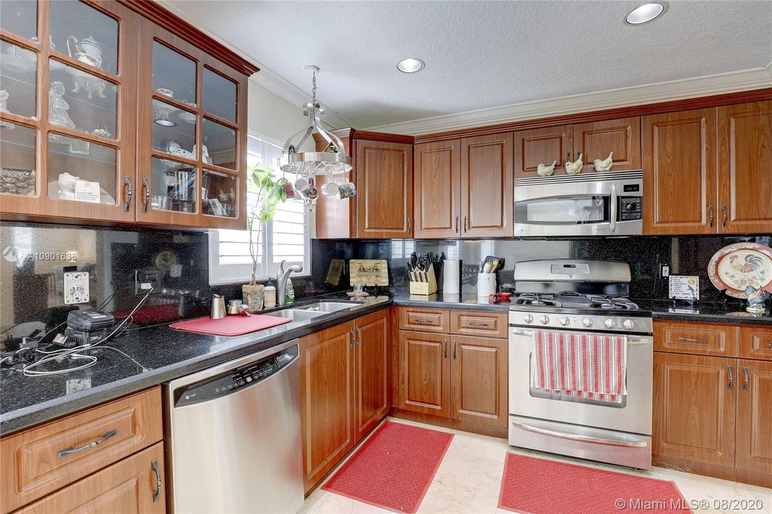 Vendido Recientemente: $499,000 (4 camas, 2 baños, 2586 Pies cuadrados)