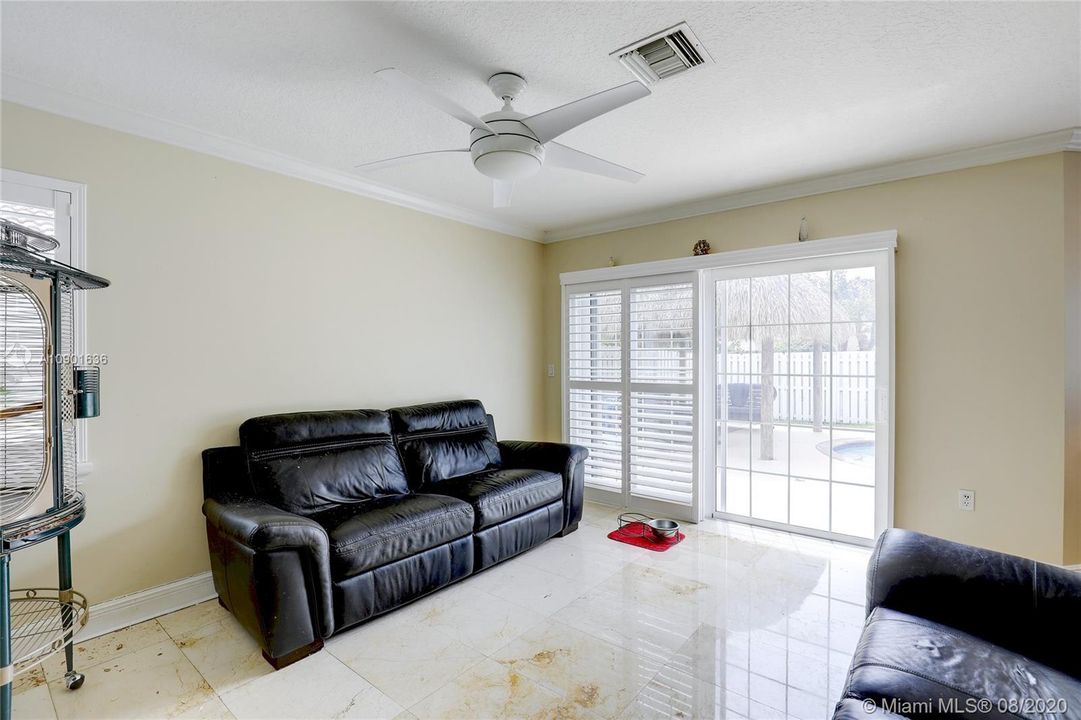 Vendido Recientemente: $499,000 (4 camas, 2 baños, 2586 Pies cuadrados)