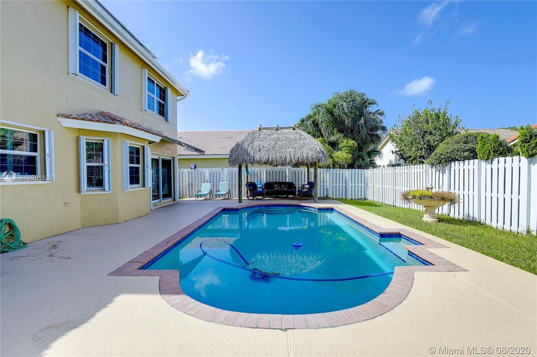 Vendido Recientemente: $499,000 (4 camas, 2 baños, 2586 Pies cuadrados)