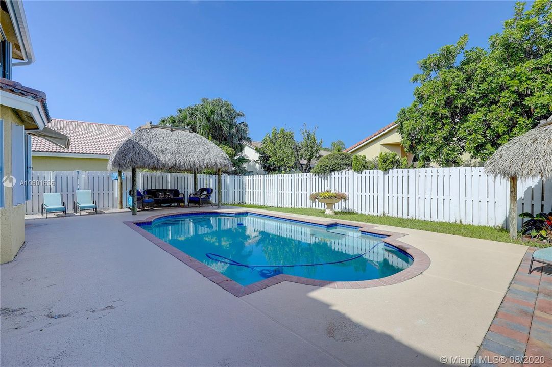 Vendido Recientemente: $499,000 (4 camas, 2 baños, 2586 Pies cuadrados)