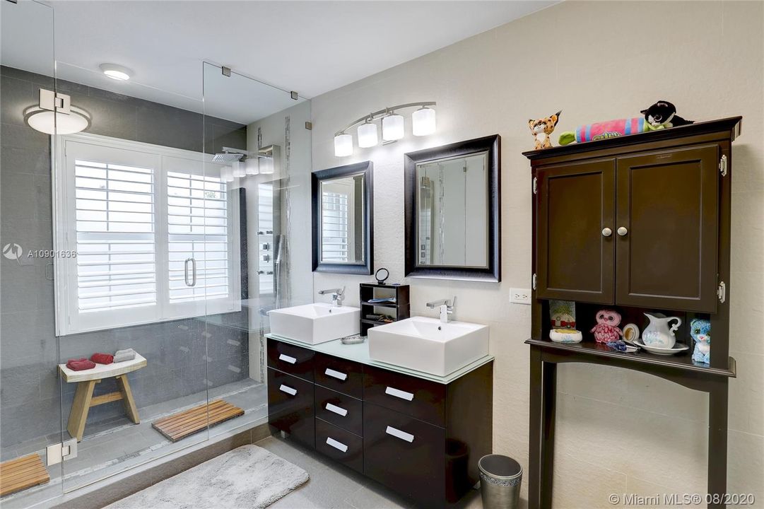 Vendido Recientemente: $499,000 (4 camas, 2 baños, 2586 Pies cuadrados)