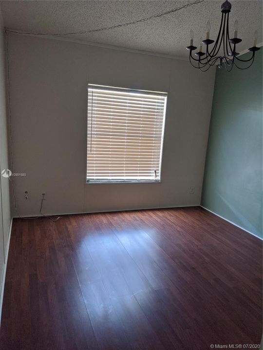 Vendido Recientemente: $150,000 (3 camas, 2 baños, 1690 Pies cuadrados)