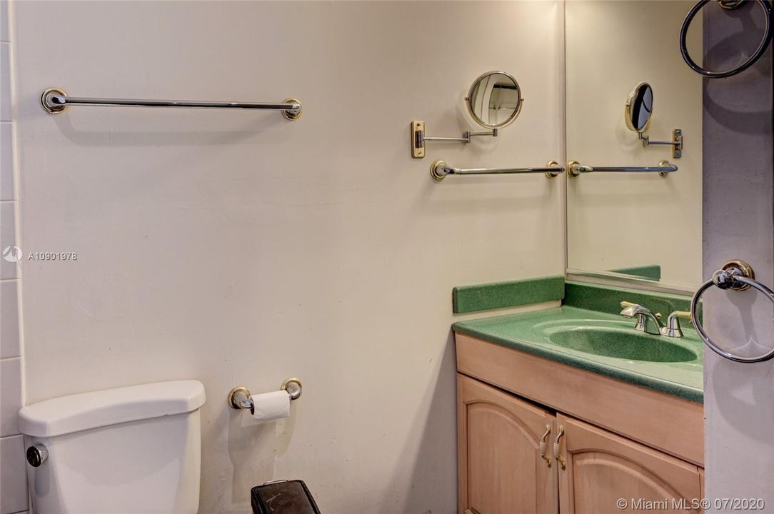 Vendido Recientemente: $359,000 (4 camas, 2 baños, 1855 Pies cuadrados)