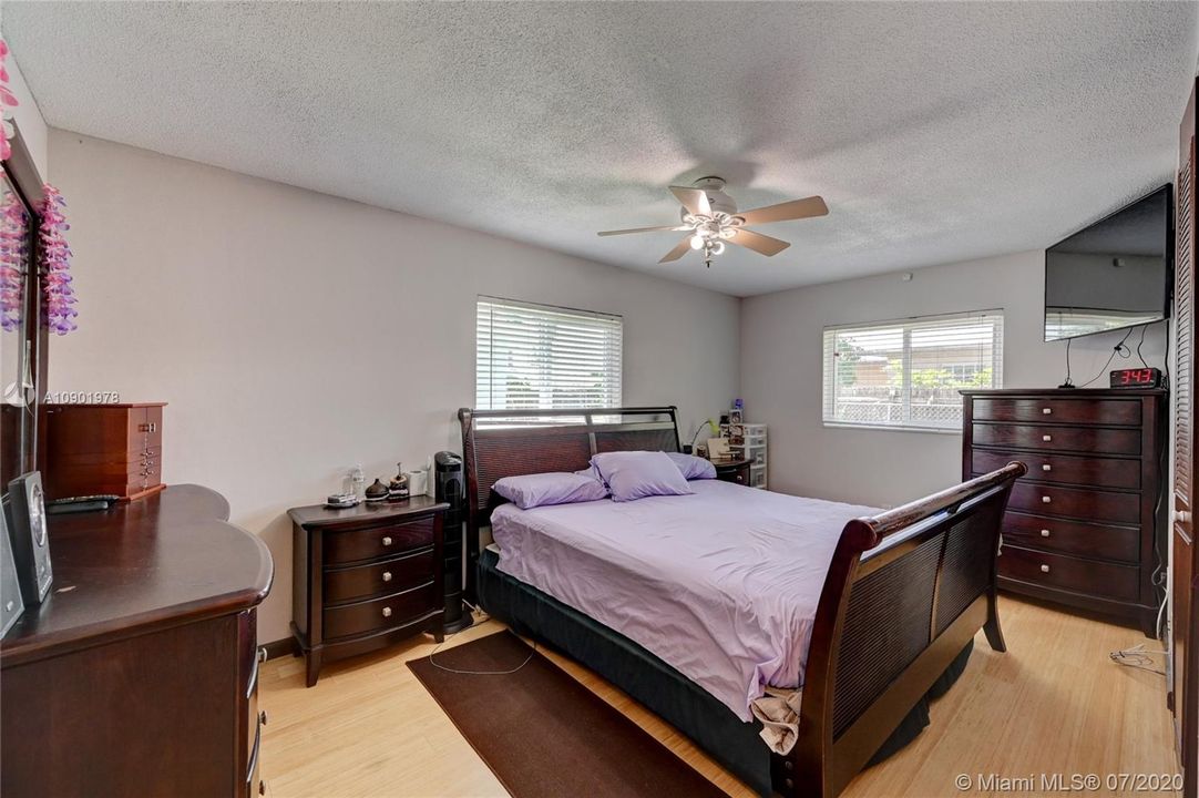 Vendido Recientemente: $359,000 (4 camas, 2 baños, 1855 Pies cuadrados)