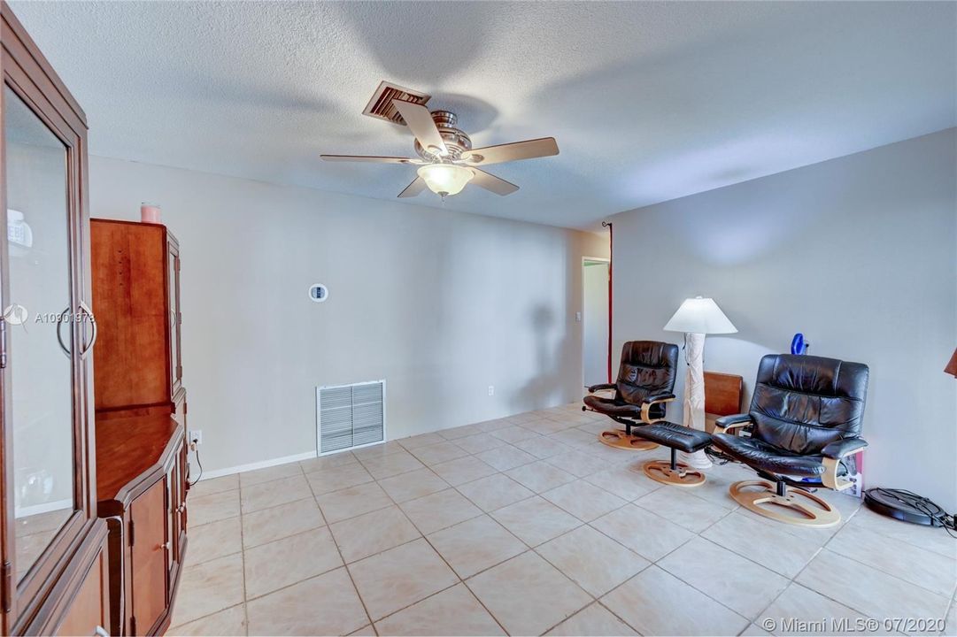 Vendido Recientemente: $359,000 (4 camas, 2 baños, 1855 Pies cuadrados)
