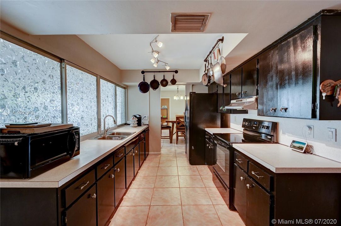 Vendido Recientemente: $359,000 (4 camas, 2 baños, 1855 Pies cuadrados)