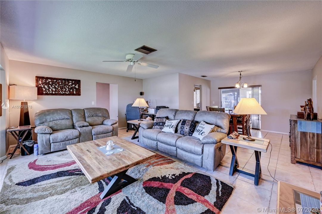 Vendido Recientemente: $359,000 (4 camas, 2 baños, 1855 Pies cuadrados)