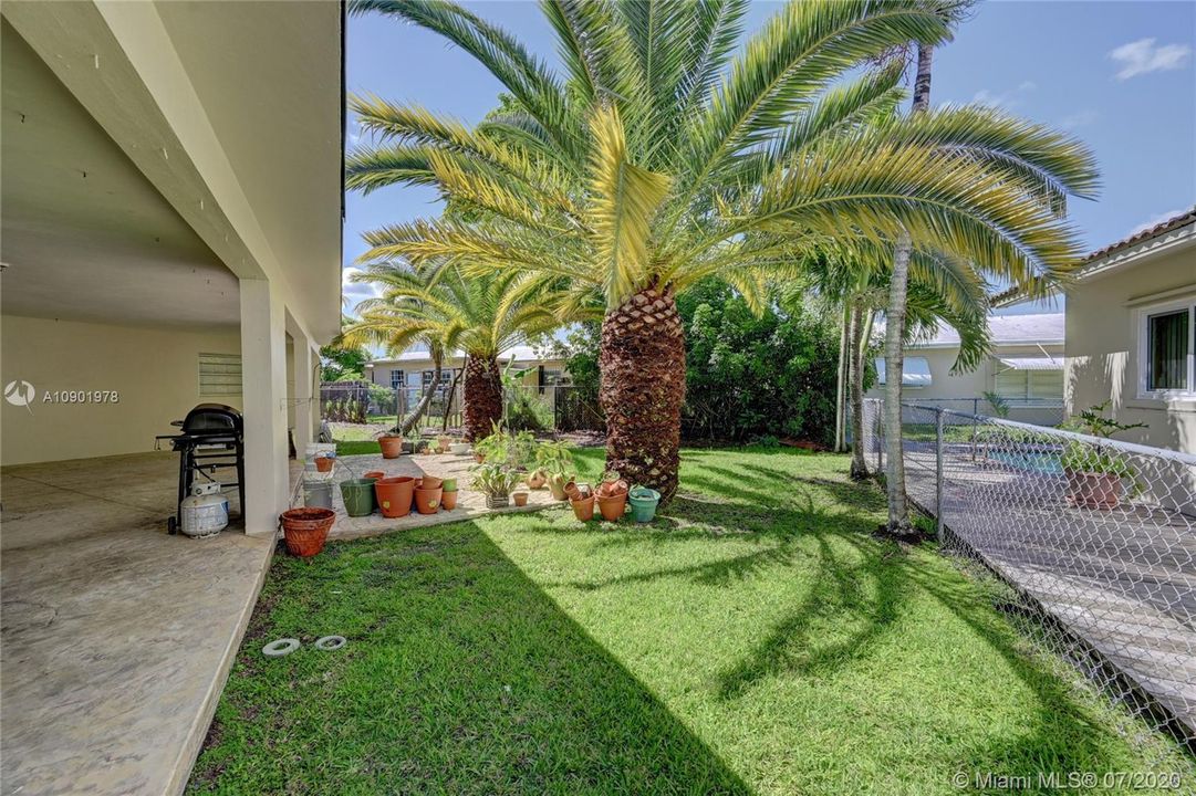 Vendido Recientemente: $359,000 (4 camas, 2 baños, 1855 Pies cuadrados)