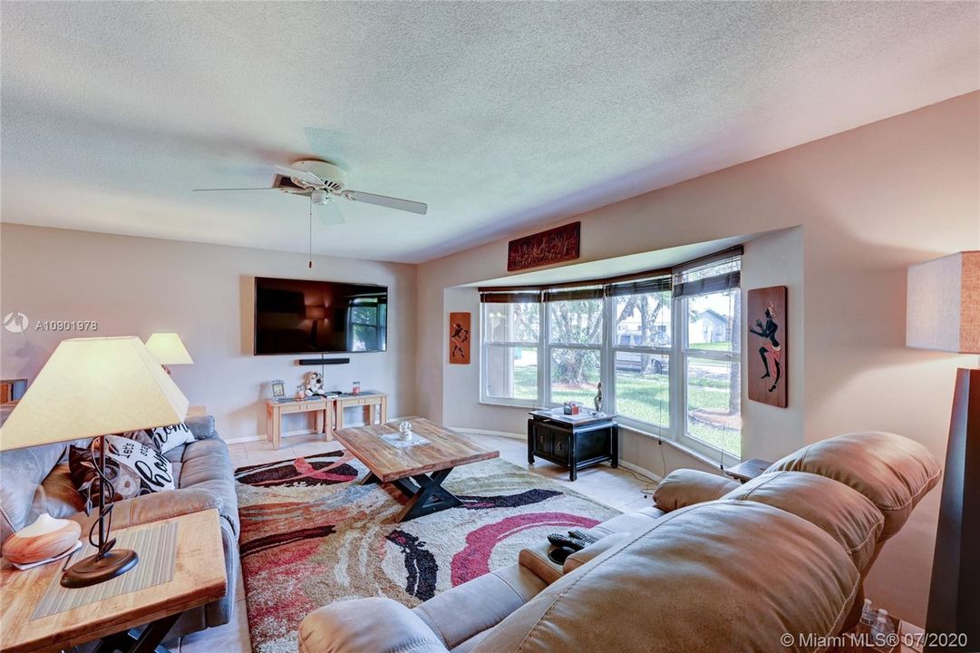 Vendido Recientemente: $359,000 (4 camas, 2 baños, 1855 Pies cuadrados)