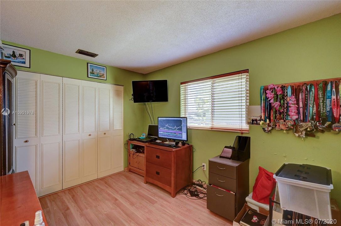 Vendido Recientemente: $359,000 (4 camas, 2 baños, 1855 Pies cuadrados)
