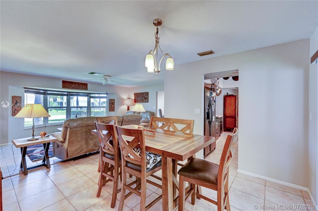 Vendido Recientemente: $359,000 (4 camas, 2 baños, 1855 Pies cuadrados)