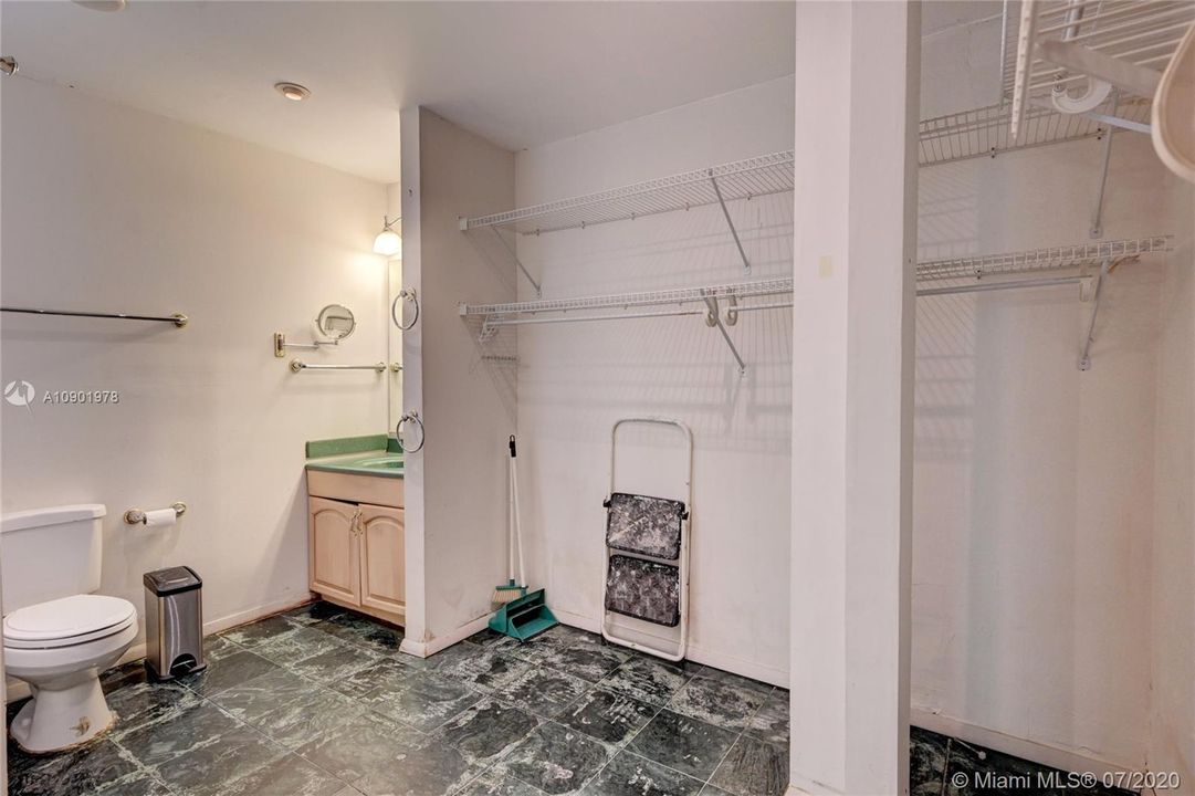 Vendido Recientemente: $359,000 (4 camas, 2 baños, 1855 Pies cuadrados)