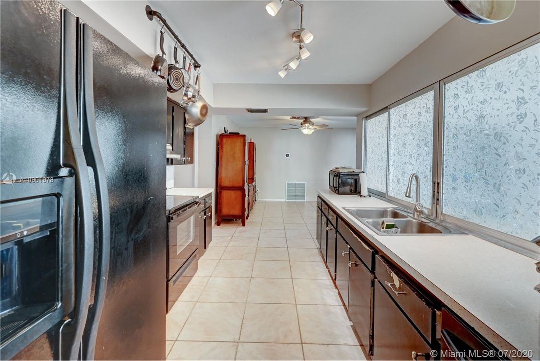 Vendido Recientemente: $359,000 (4 camas, 2 baños, 1855 Pies cuadrados)