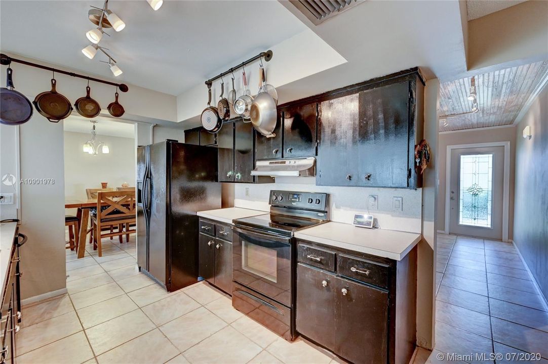 Vendido Recientemente: $359,000 (4 camas, 2 baños, 1855 Pies cuadrados)