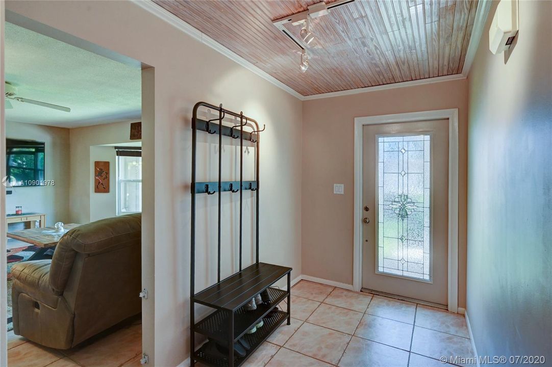 Vendido Recientemente: $359,000 (4 camas, 2 baños, 1855 Pies cuadrados)