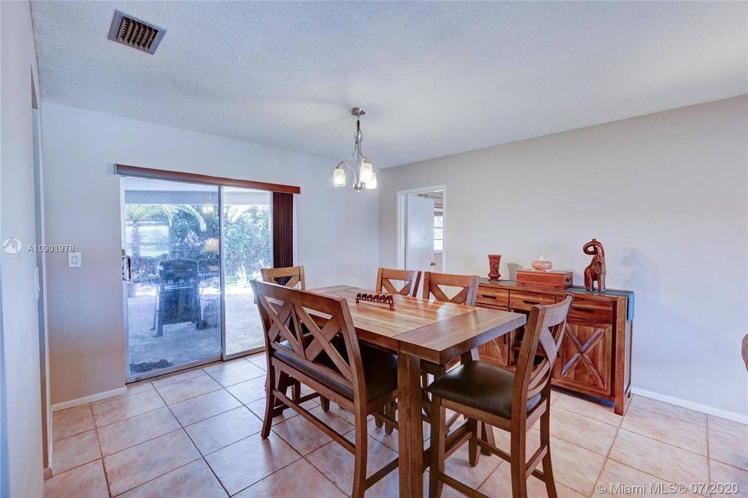Vendido Recientemente: $359,000 (4 camas, 2 baños, 1855 Pies cuadrados)